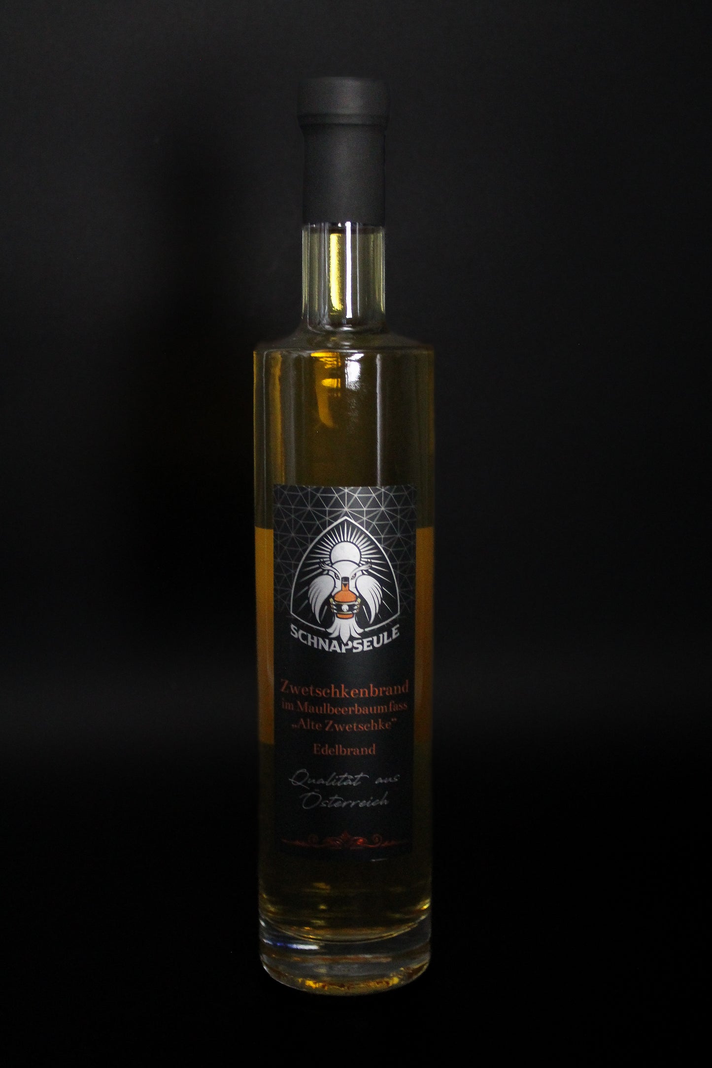 Zwetschkenbrand im Maulbeerbaumfass